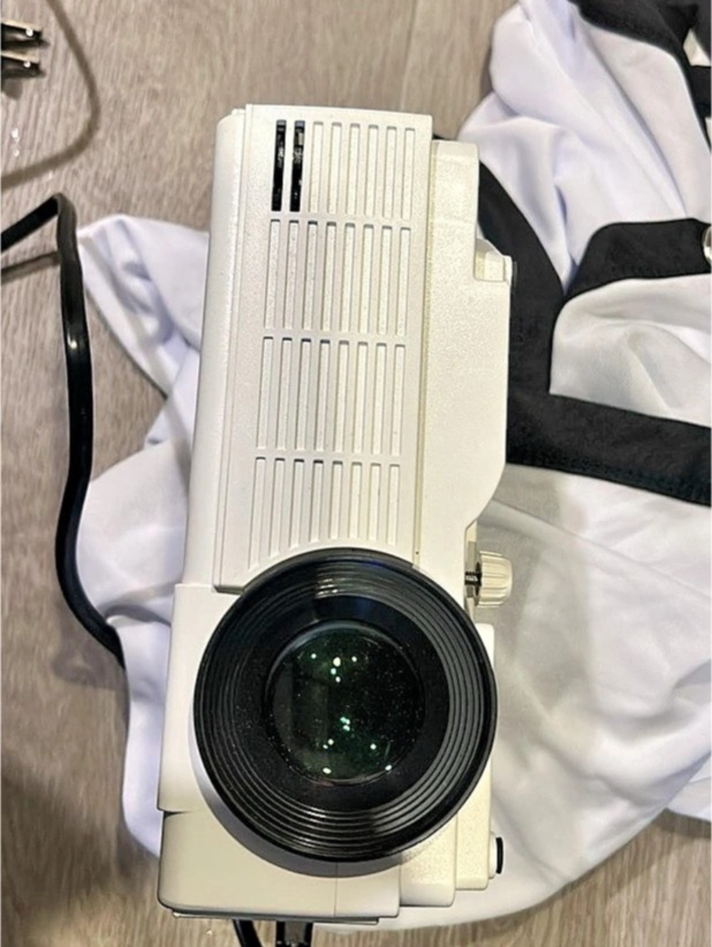 Eokley LED Projector with Original Box - Picture 3 of 6